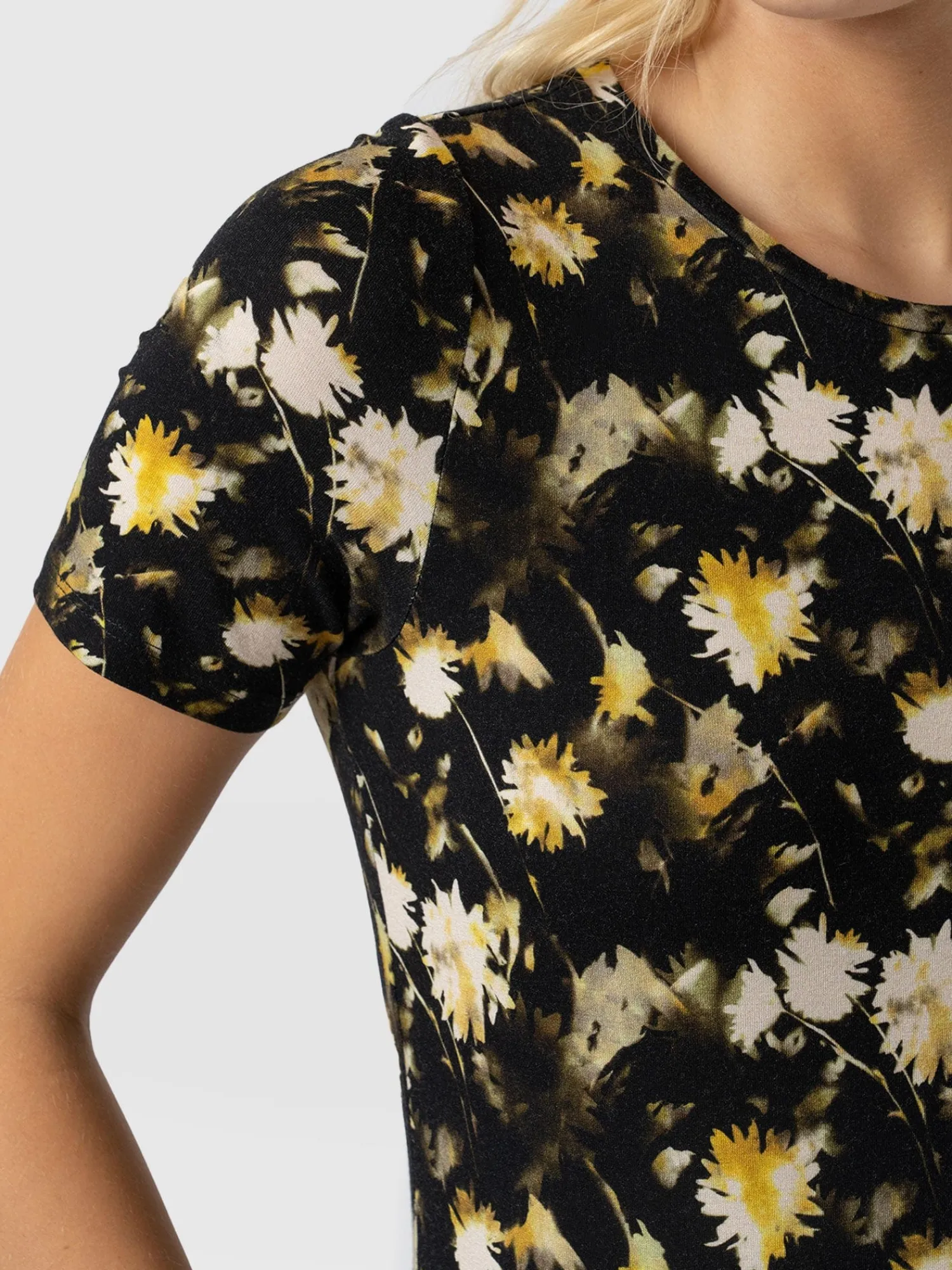 New Saint and Sofia Greenwich Dress Short Sleeve - Black Daisy Floral